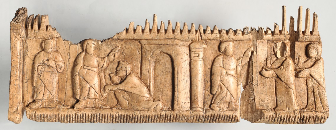 peigne de Mirine : peigne liturgique en ivoire sculpté datant du Ve siècle