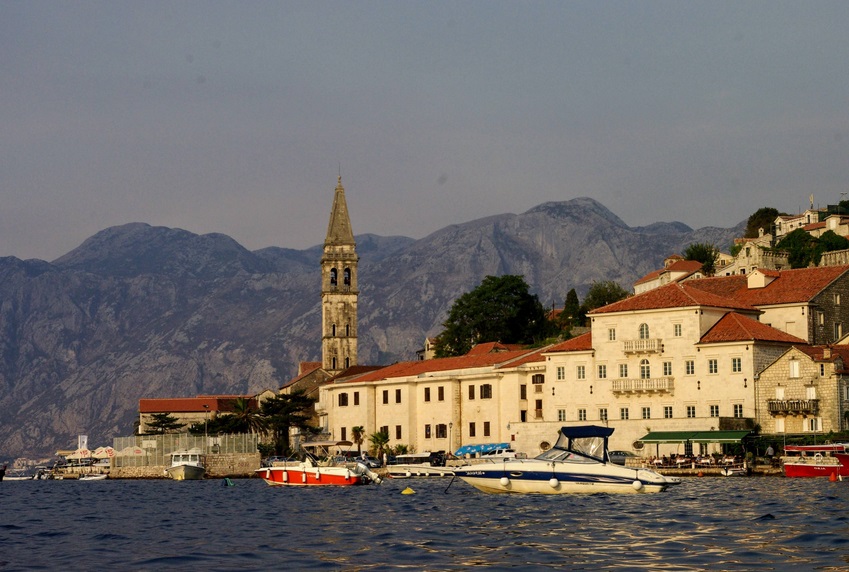 Bouches de Kotor : vue spectaculaire d'une baie entourée de montagnes au Monténégro