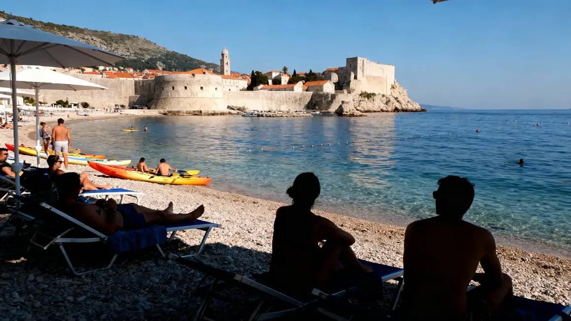 plage galets Dubrovnik vue remparts kayaks estivale