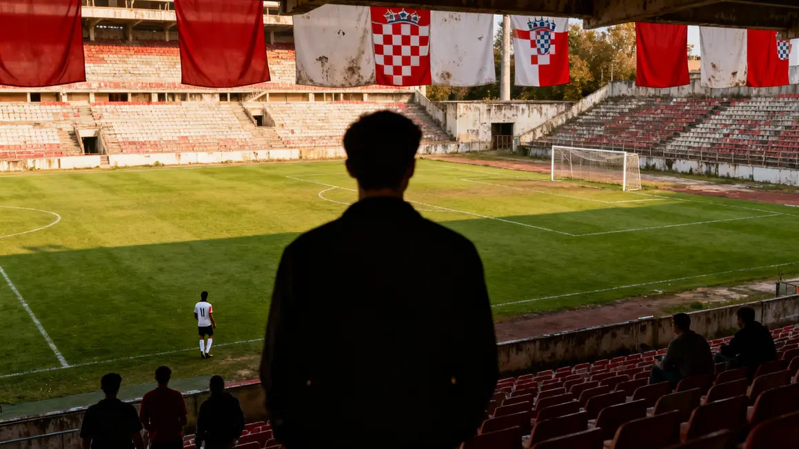 Ancien stade football Croatie drapeaux rouges blancs