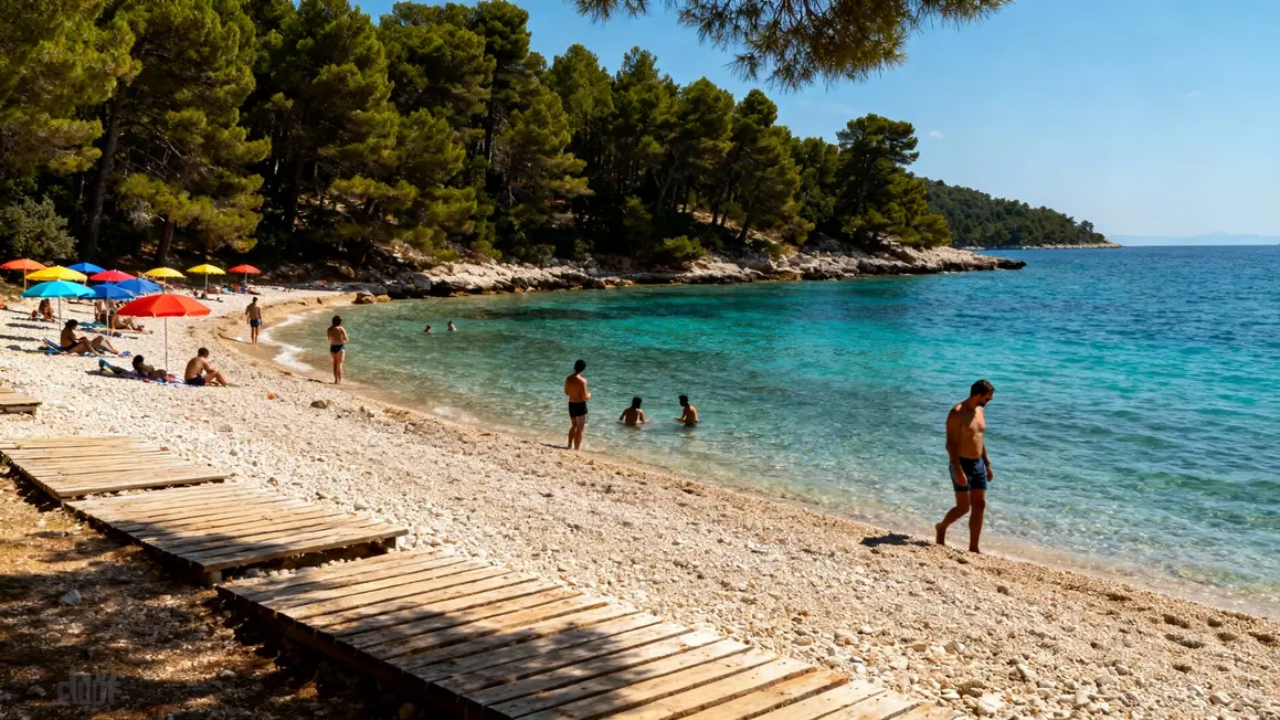 Plage galets criques mer turquoise autour de Pula